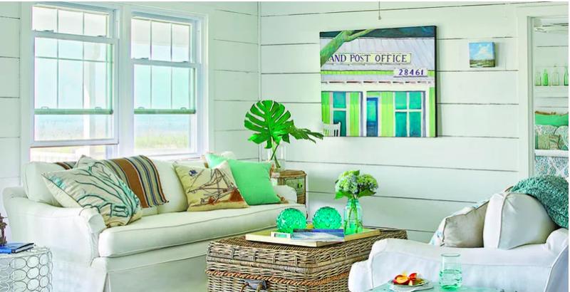 Căn phòng thay đổi một cách ngoạn mục khi được sơn lại tường với màu xanh nhạt và sử dụng sofa trắng tinh tế. phòng khách thay đổi ngoạn mục