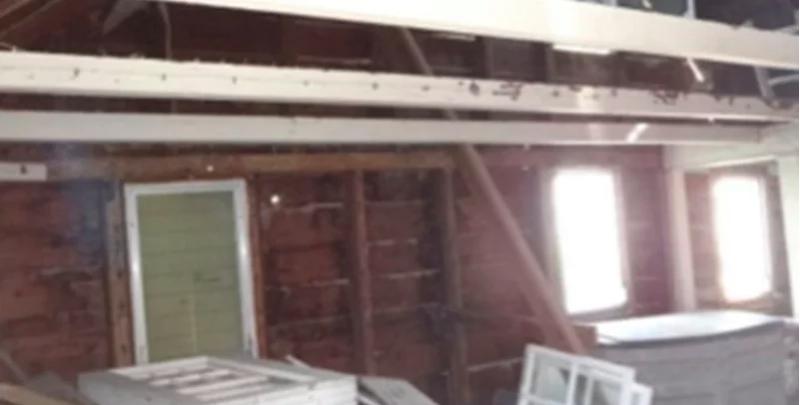 Việc sử dụng gỗ ốp tường trước đó khiến căn phòng tối tăm và cũ kỹ. phòng khách tối tăm sau cải tạo